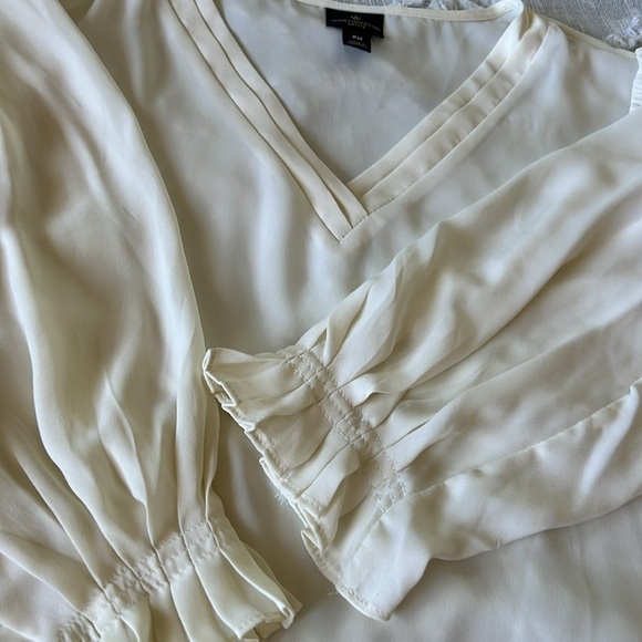 Blouson Sleeve V Neck Tunic Blouse in Ivory  | PM - Picture 3 of 7